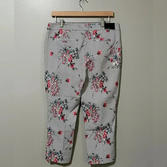 Renuar Floral High Rise Capri Pant - Picture 8 of 12